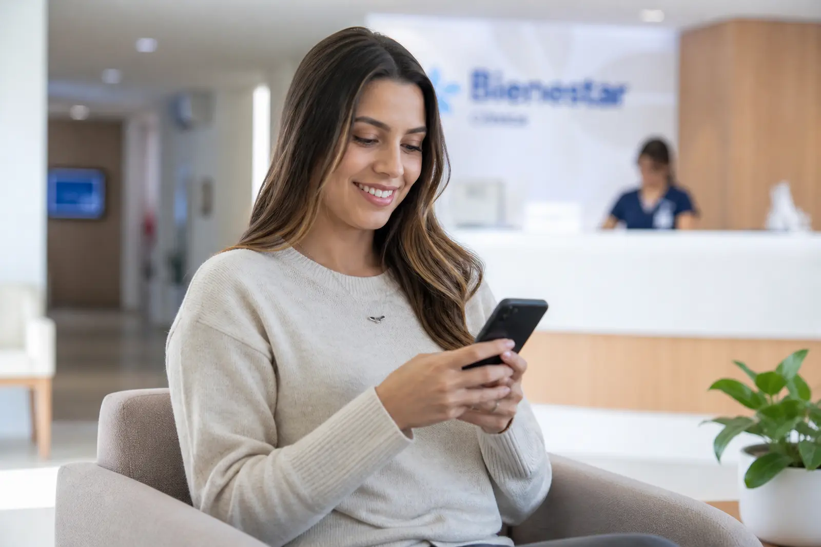 Paciente feliz recibiendo sus resultados de exámenes médicos por WhatsApp sin hacer filas en ABBA Clinic, Mañanitas.